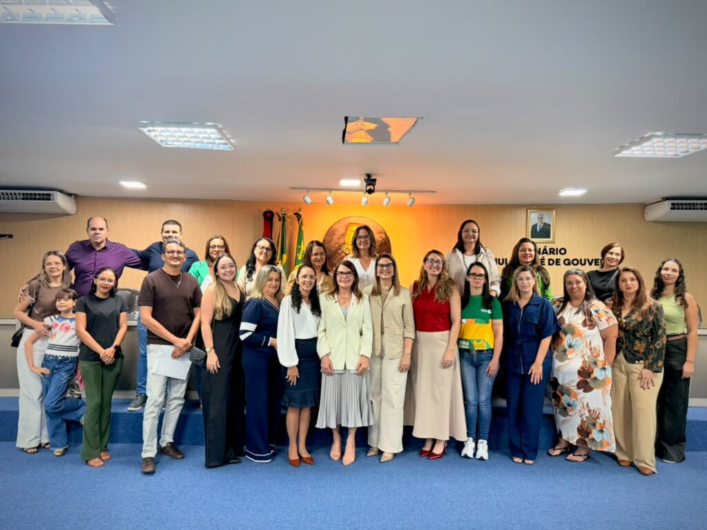 Fabiana Gomes promove Sessão Especial na Câmara de Campina Grande e emociona ao homenagear estudantes e professores da EJA