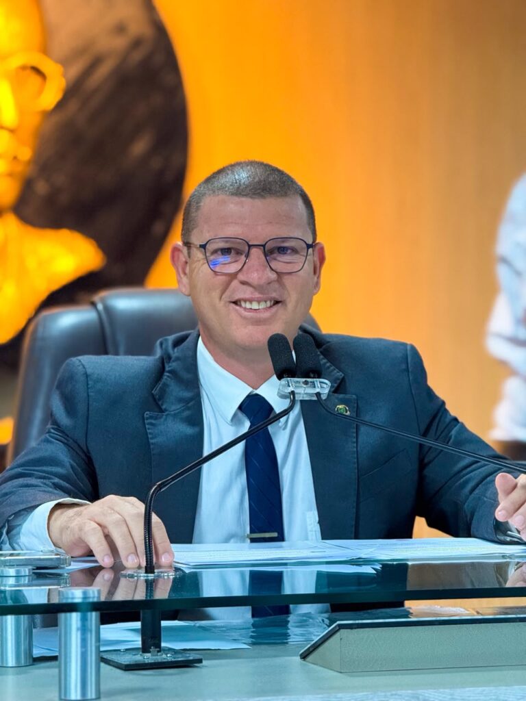 Vereador Dinho Papa-Léguas é reeleito segundo vice-presidente da Câmara de Campina Grande para o biênio 27/28.