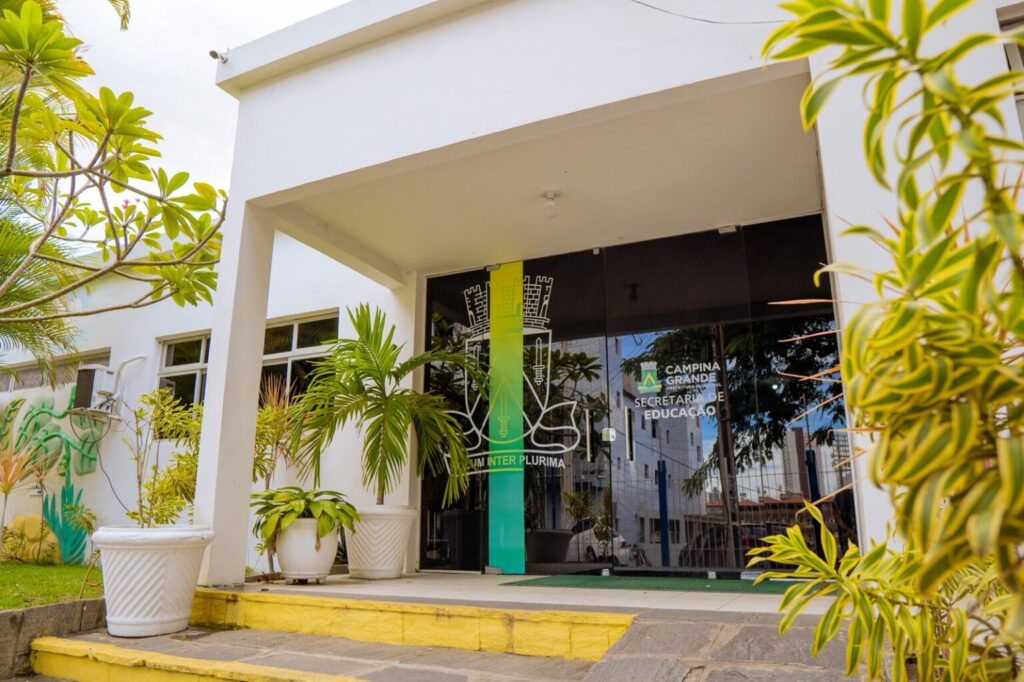 Educação de Campina paga 14º salário a servidores de 36 unidades escolares que avançaram no IDEB