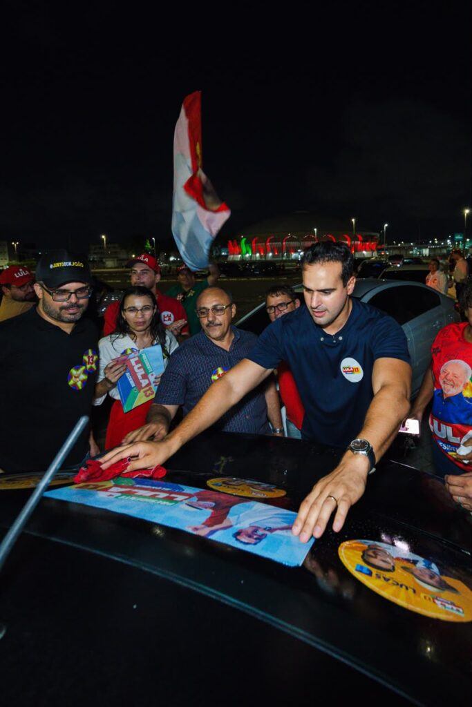 Lucas lidera Adesivaço no estacionamento do Almeidão e acredita em grande virada de Lula no 2º turno