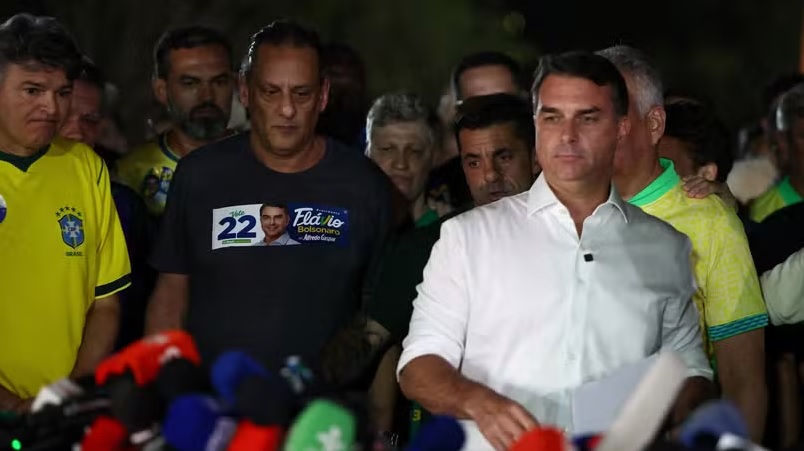 Flávio chama processo eleitoral de ‘sacanagem’, diz ser ‘impossível’ reconhecer derrota e que tentará anulação
