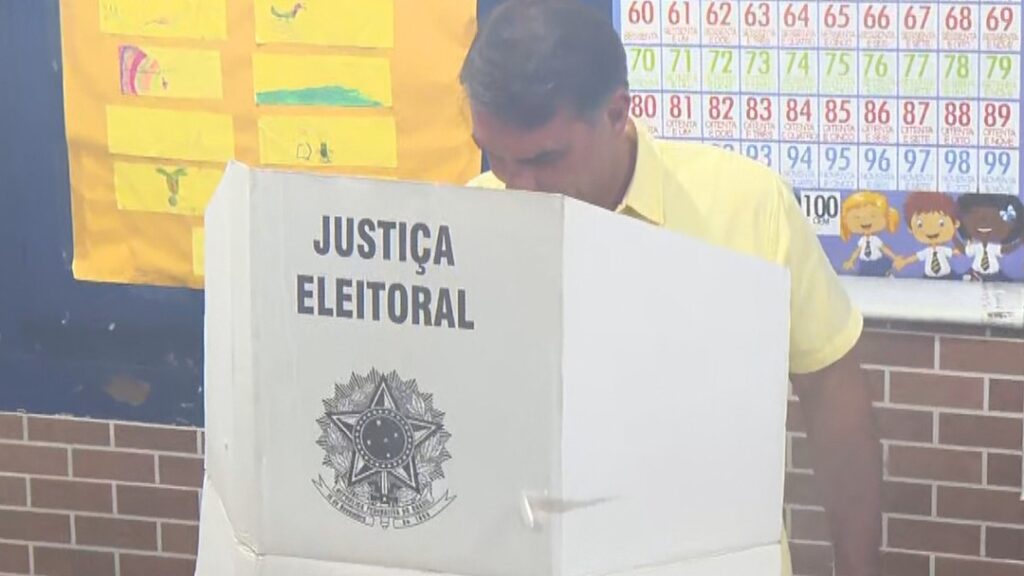 Flávio Bolsonaro vota na Zona Norte do Rio de Janeiro