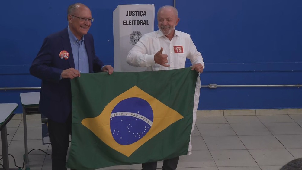 Acompanhado de Alckmin, Lula vota em São Bernardo do Campo e agradece apoio popular: ‘Nunca vi nada igual’