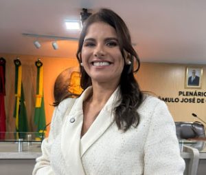 Kallyna reforça importância do autocuidado em vídeo especial pelo Outubro Rosa