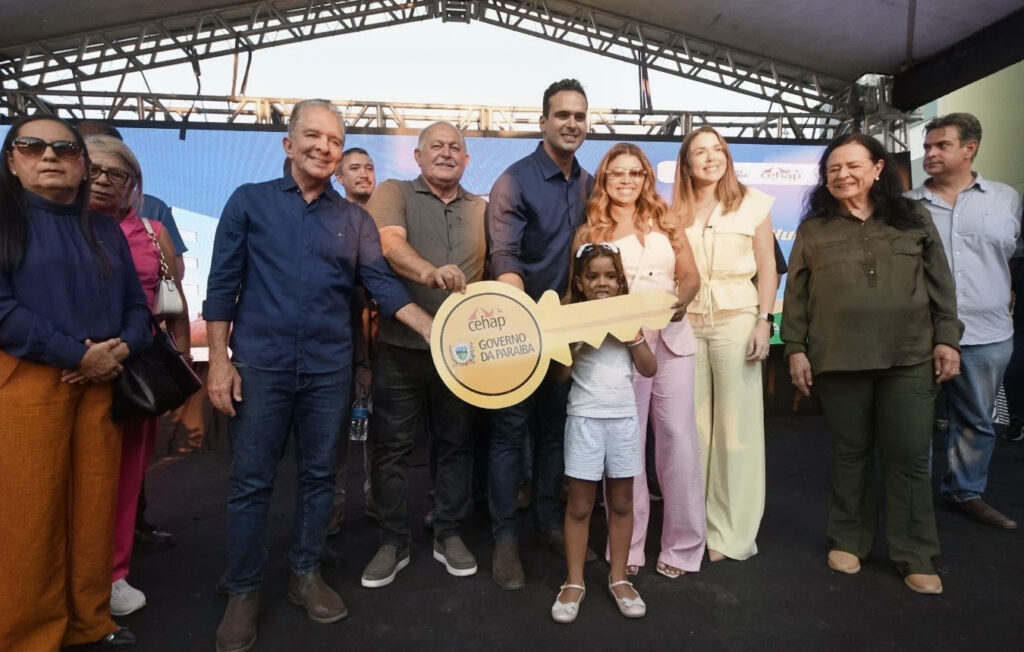 Lucas Ribeiro entrega apartamentos e assegura moradia digna a famílias de Patos
